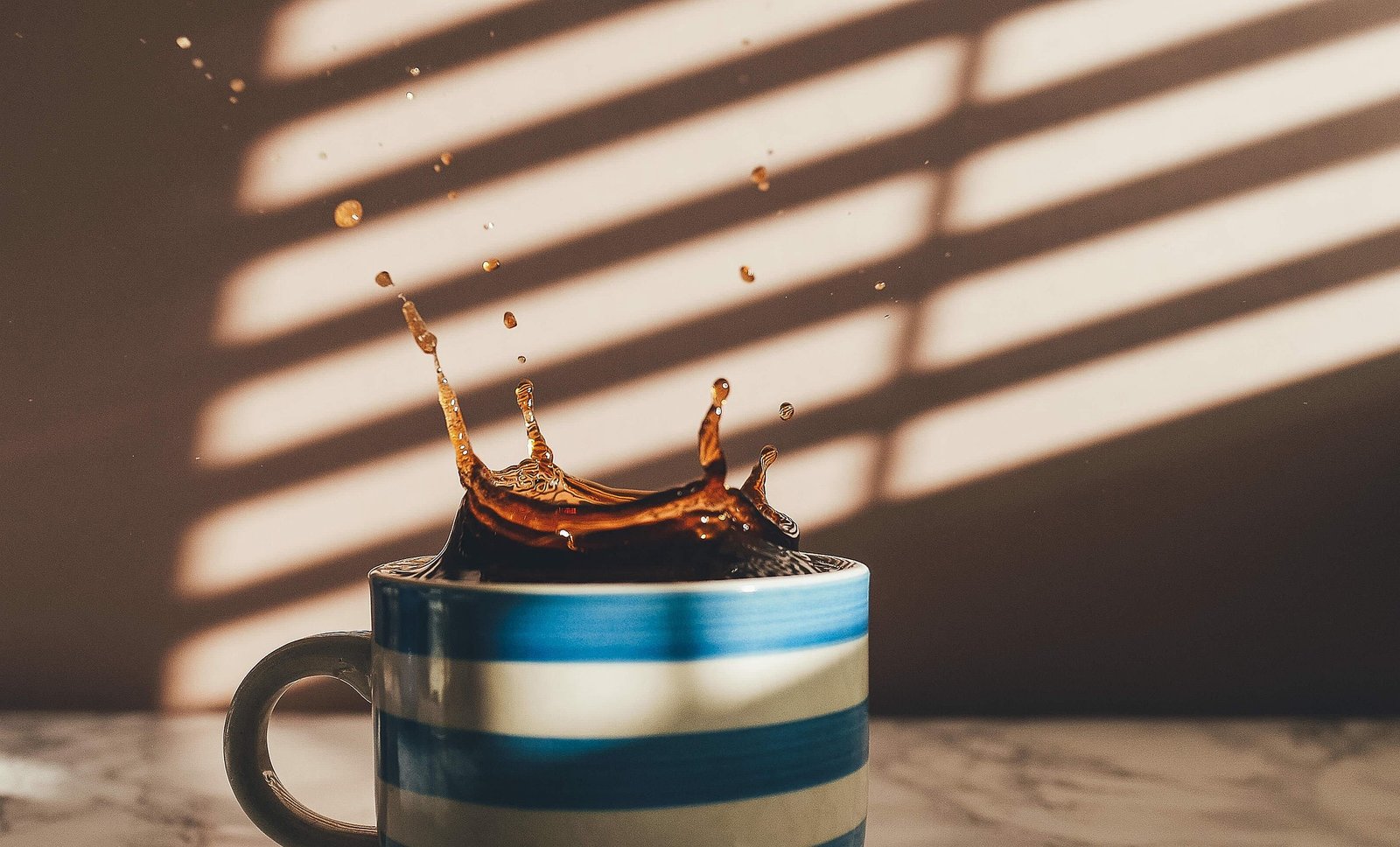 A minimalist coffee-themed high-resolution wallpaper, 8 of 63.